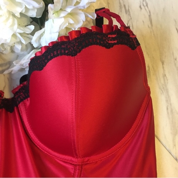 Jezebel | Lace Ruffle Corset Red and Black - Picture 1 of 6